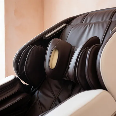 Massage camera featuring a visible memory foam cushion, terracotta plaster walls, and natural light, suitable for geriatric massage centers.